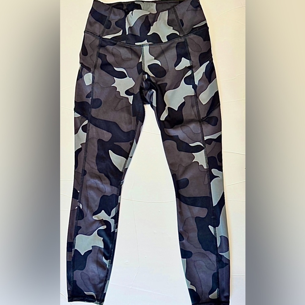 Athleta Ultimate 7/8 Camo Leggings XS High Rise Compression Pockets - Picture 2 of 8